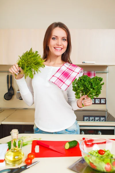 Cuisine femme faire de la salade — Photo