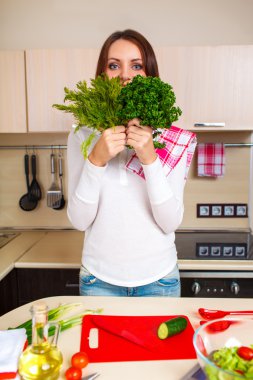 taze salata karıştırma gülümseyen genç ev hanımı