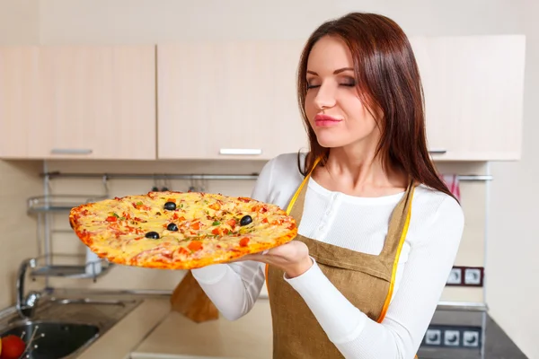 Glückliche junge Frau, die zu Hause Pizza kocht. Backofen — Stockfoto
