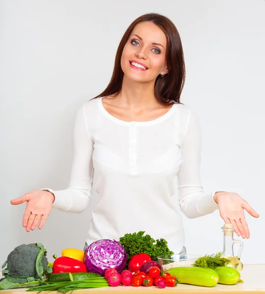 Gelukkig jonge vrouw met groenten — Stockfoto