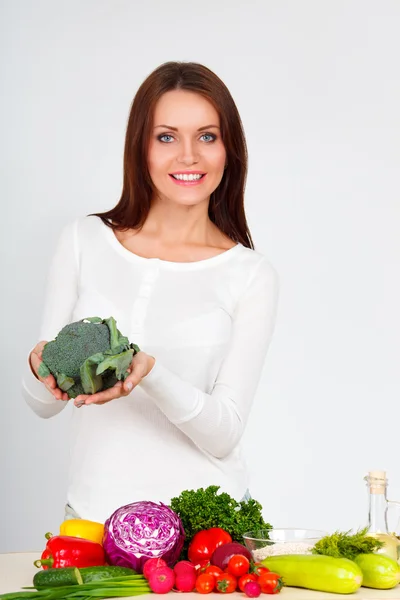 Glückliche junge Frau mit Gemüse — Stockfoto