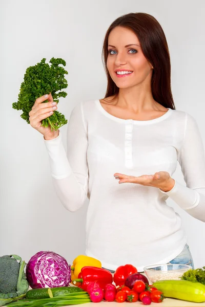 Glad ung kvinna med grönsaker — Stockfoto