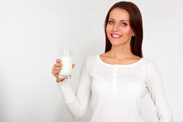 Mujer sosteniendo leche sobre un fondo blanco — Foto de Stock