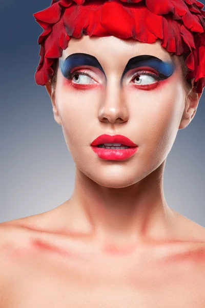 Primer retrato de la cara de la mujer sobre azul —  Fotos de Stock