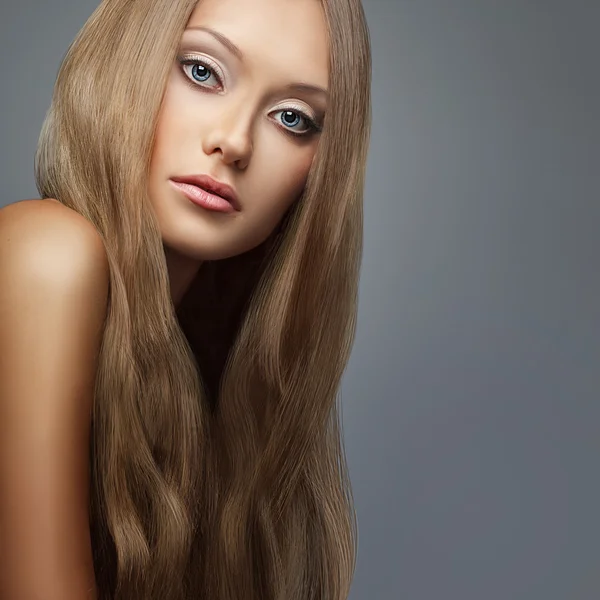 Plavými vlasy. krásná žena s dlouhými vlasy Stock Obrázky