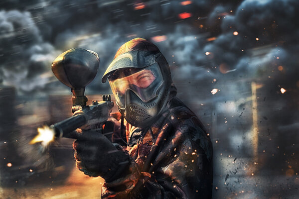 Пейнтболист в защитной маске
