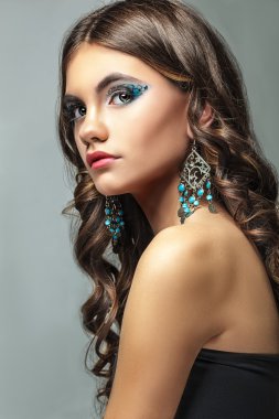 uzun saçlı ve yaratıcı makyaj esmer kız