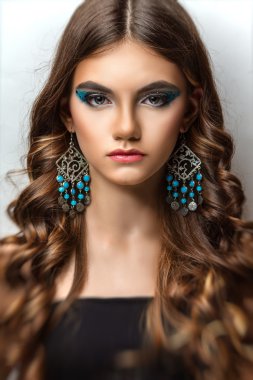 uzun saçlı ve yaratıcı makyaj esmer kız