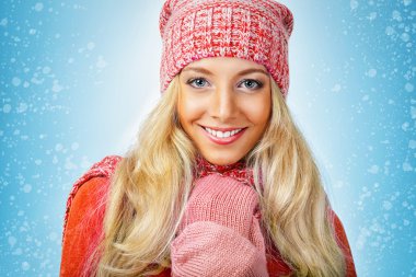 Tuhafiyecilik kıyafetleri giyen kadın