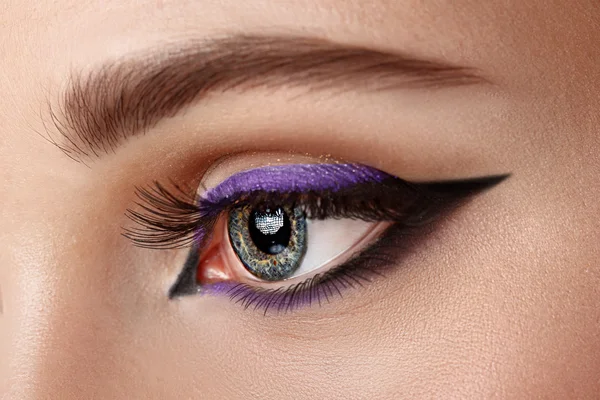 Detailní záběr oka s make-up - šipka černá a fialová — Stock fotografie