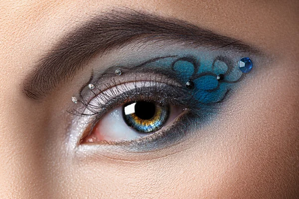 Σύγχρονη μόδα μακιγιάζ της ένα θηλυκό μάτι — Φωτογραφία Αρχείου