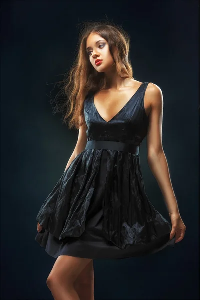 Hermosa mujer de moda en vestido negro — Foto de Stock