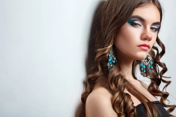 Brunette meisje met lange haren en creatieve make-up — Stockfoto