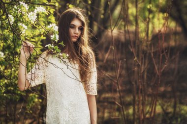 açık havada yürüyen beautidul esmer kadın