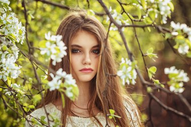 açık havada yürüyen beautidul esmer kadın