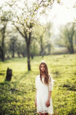 açık havada yürüyen beautidul esmer kadın