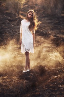 açık havada yürüyen beautidul esmer kadın