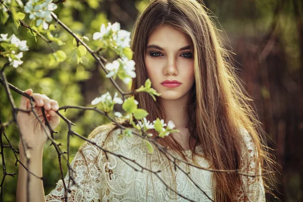 Beautidul brunette woman walking outdoors — Stock Photo, Image