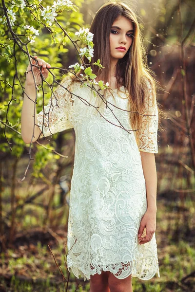 Beautidul brunette woman walking outdoors — Stock Photo, Image