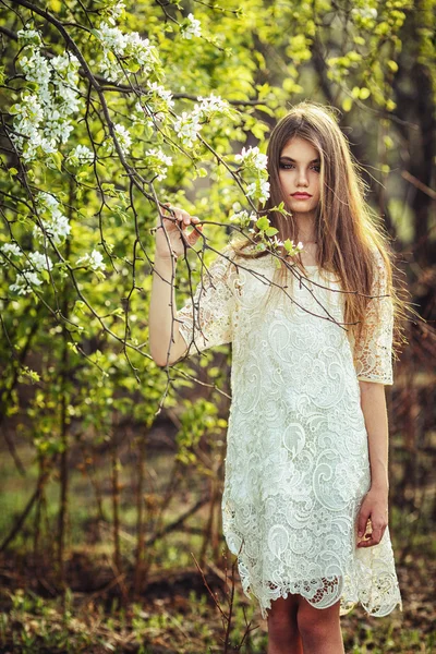 Beautidul brunette woman walking outdoors — Stock Photo, Image