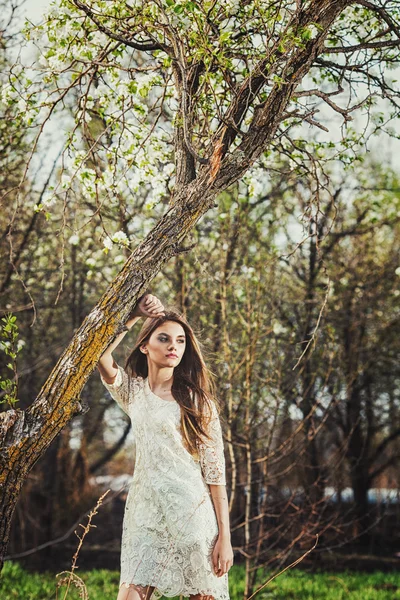 Beautidul brunette woman walking outdoors — Stock Photo, Image