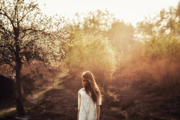 Beautidul brunette woman walking outdoors — Stock Photo, Image