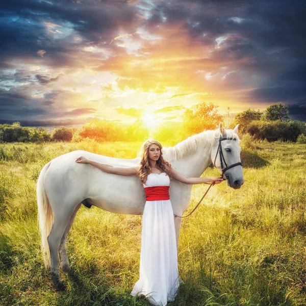 Szép érzéki nő, a fehér ló — Stock Fotó