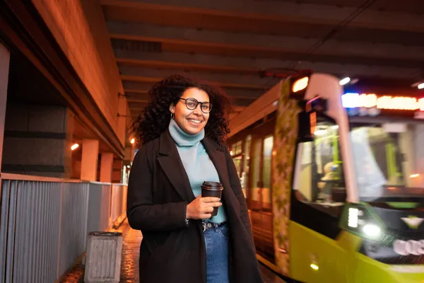 Vrouw Trein Station Reizen Lokaal Verhuizen — Stockfoto