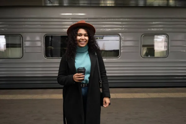 Mulher Stand Dign Antes Trem Segurando Café Olhando Para Câmera — Fotografia de Stock