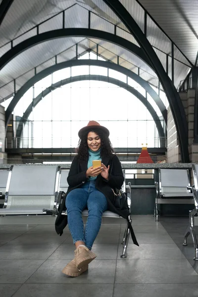 Kobieta Siedzi Strefie Odlotu Trzyma Smartfona — Zdjęcie stockowe