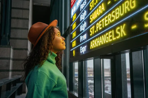 Junge Frau Afrikanischer Abstammung Schaut Auf Den Fahrplan — Stockfoto