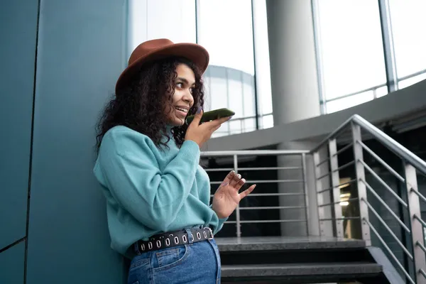 Young Smiling Woman Talking Smartphone — Stock Photo, Image