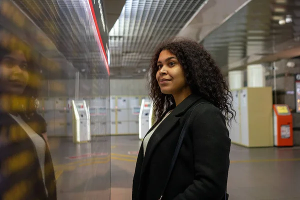 Vrouw Kijkt Naar Dienstregeling Het Stationsgebouw — Stockfoto