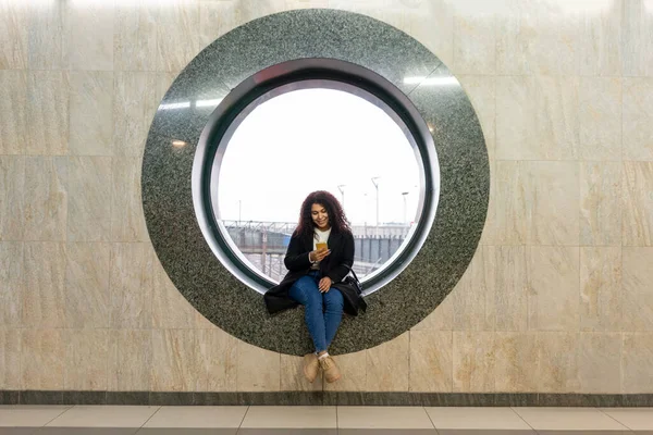 Νεαρή Γυναίκα Στο Σιδηροδρομικό Σταθμό Κάθεται Στρογγυλό Παράθυρο Και Ψάχνει — Φωτογραφία Αρχείου
