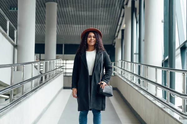 Ung Kvinna Vid Övergången Stående Mitten Och Leende — Stockfoto