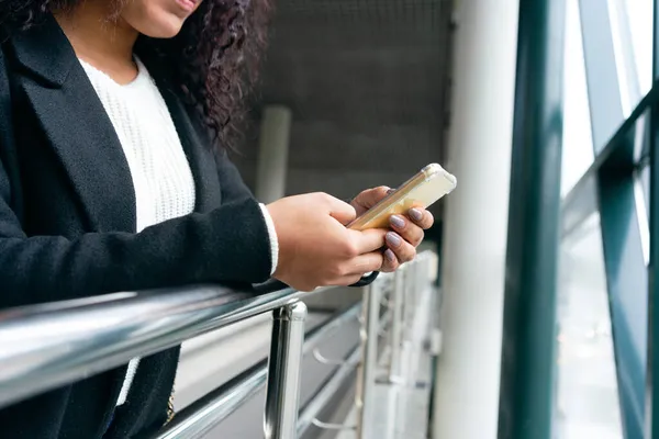 Las Manos Mujer Joven Zona Transición Con Vista Primer Plano — Foto de Stock