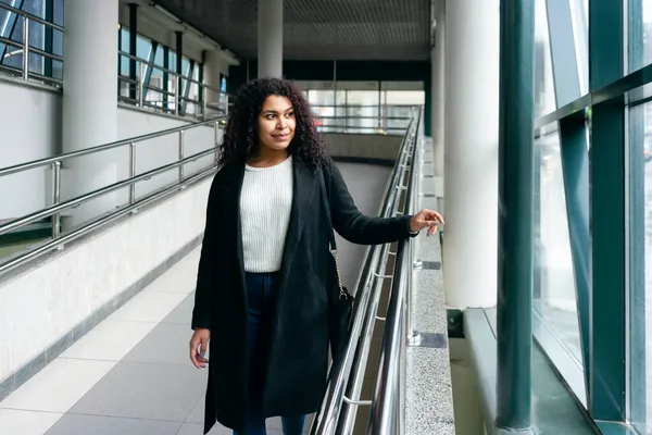 Jonge Vrouw Overgangszone Kijkend Naar Raam Glimlachend — Stockfoto