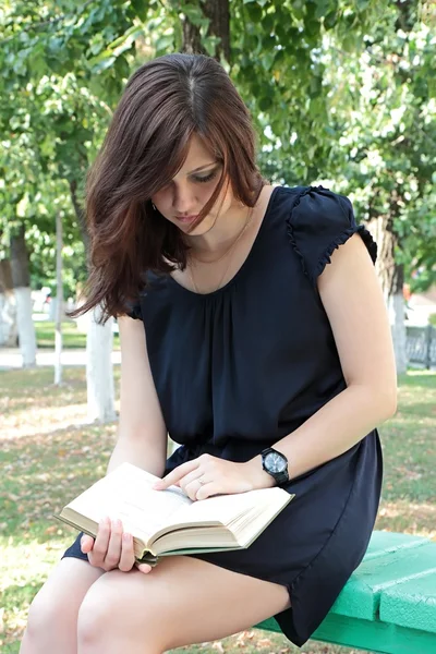 Girl reading a book — Stock Photo, Image