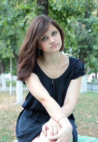 Retrato de uma jovem menina bonita em um parque — Fotografia de Stock