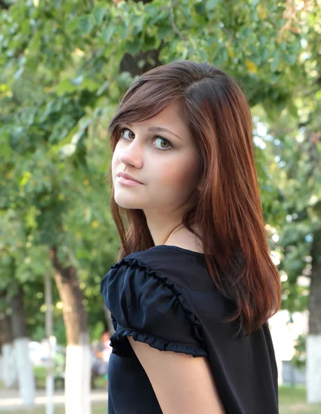 Retrato de una joven hermosa en un parque — Foto de Stock