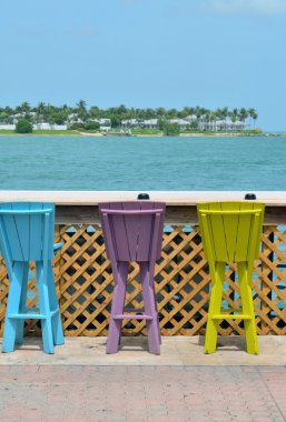 renkli bar tabureleri açık bir kafe