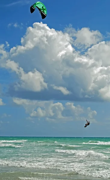 Kitesurfer in der Luft — Stockfoto