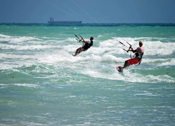 Mężczyzna i kobieta, kitesurfing — Zdjęcie stockowe