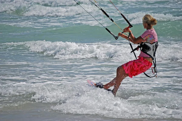 Mujer joven Kite Surfer —  Fotos de Stock
