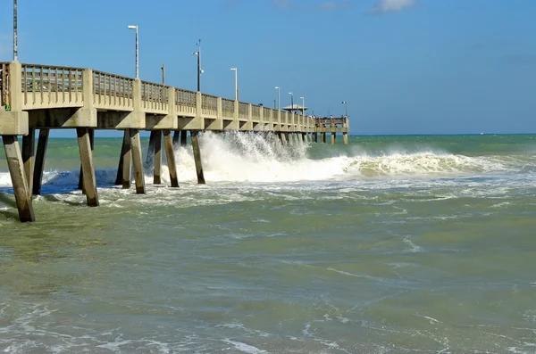 Tempestade Ondas amarração Dania Beach Fishing Pier — Fotografia de Stock