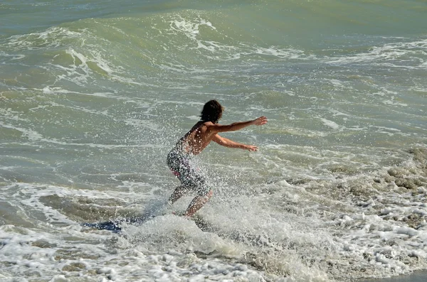 Skimboard 冲浪者 — 图库照片