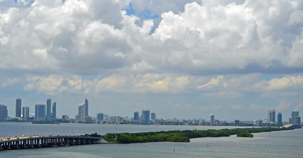 Julia Tuttle Causeway e Miami Skyline — Foto Stock