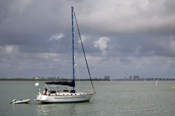 Segelboot vor Anker — Stockfoto