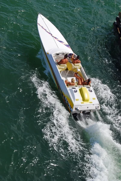 Croisière un dimanche après-midi — Photo