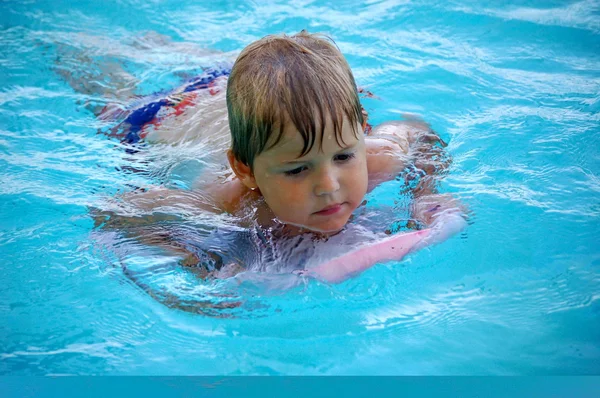 Jongen met behulp van een schop-board — Stockfoto